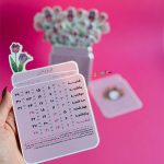 تقویم رومیزی پایه چوبی سال 1405 سویل طرح گل لاله - تصویر 2