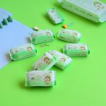 دستمال مرطوب فانتزی جیبی مدل دختر توت فرنگی بسته 8 عددی - تصویر 3