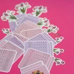 تقویم رومیزی پایه چوبی سال 1405 سویل طرح گل لاله - تصویر 3