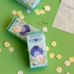 دستمال مرطوب فانتزی جیبی طرح بلوبری و توت فرنگی بسته 8 عددی - تصویر 2